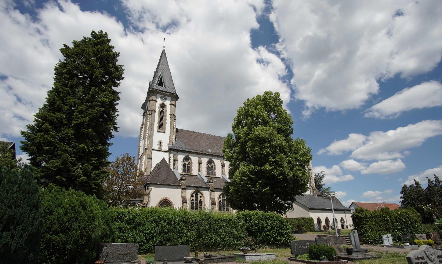 Kirche St. Martin - Ansicht vom Friedhof aus