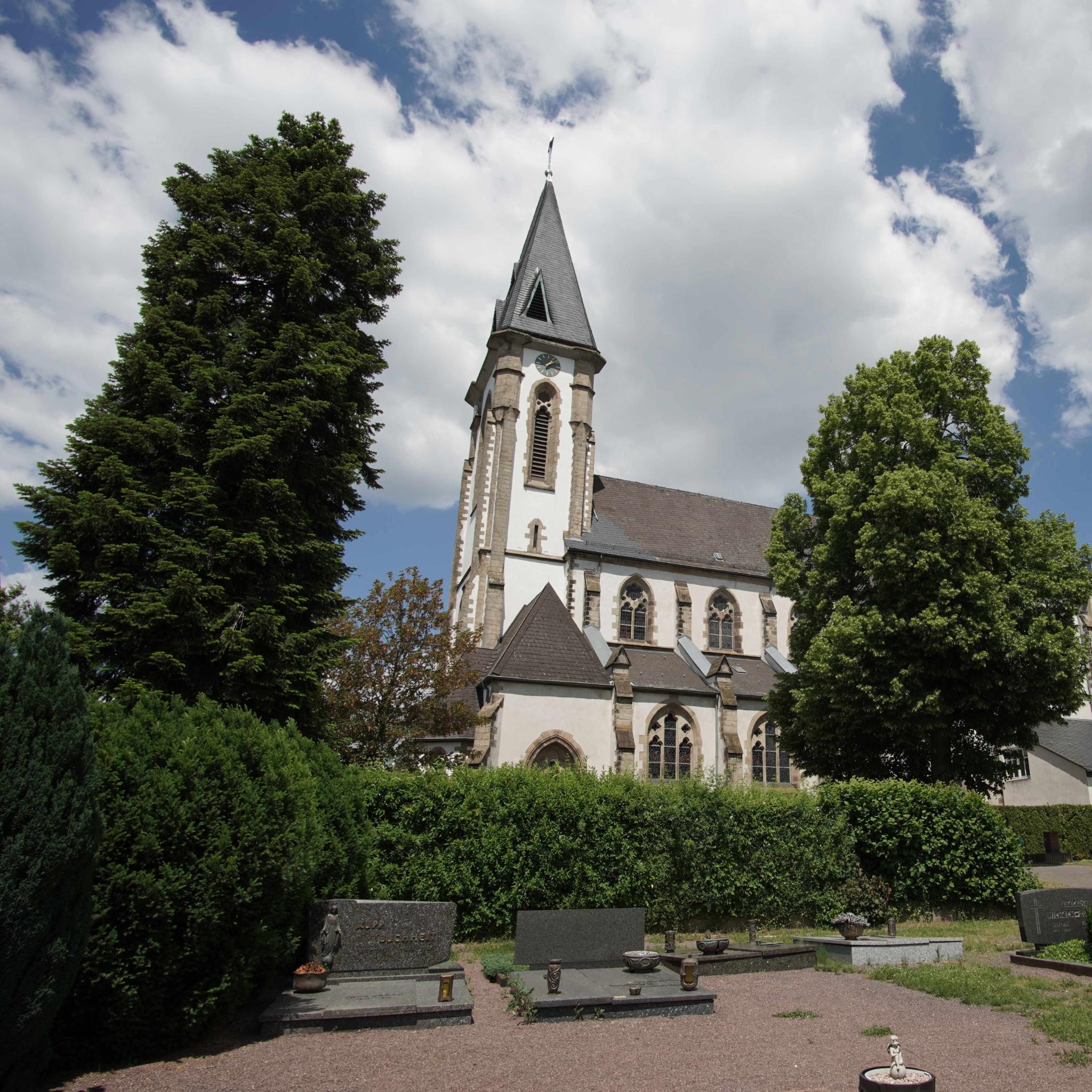 Kirche St. Martin - Ansicht vom Friedhof aus