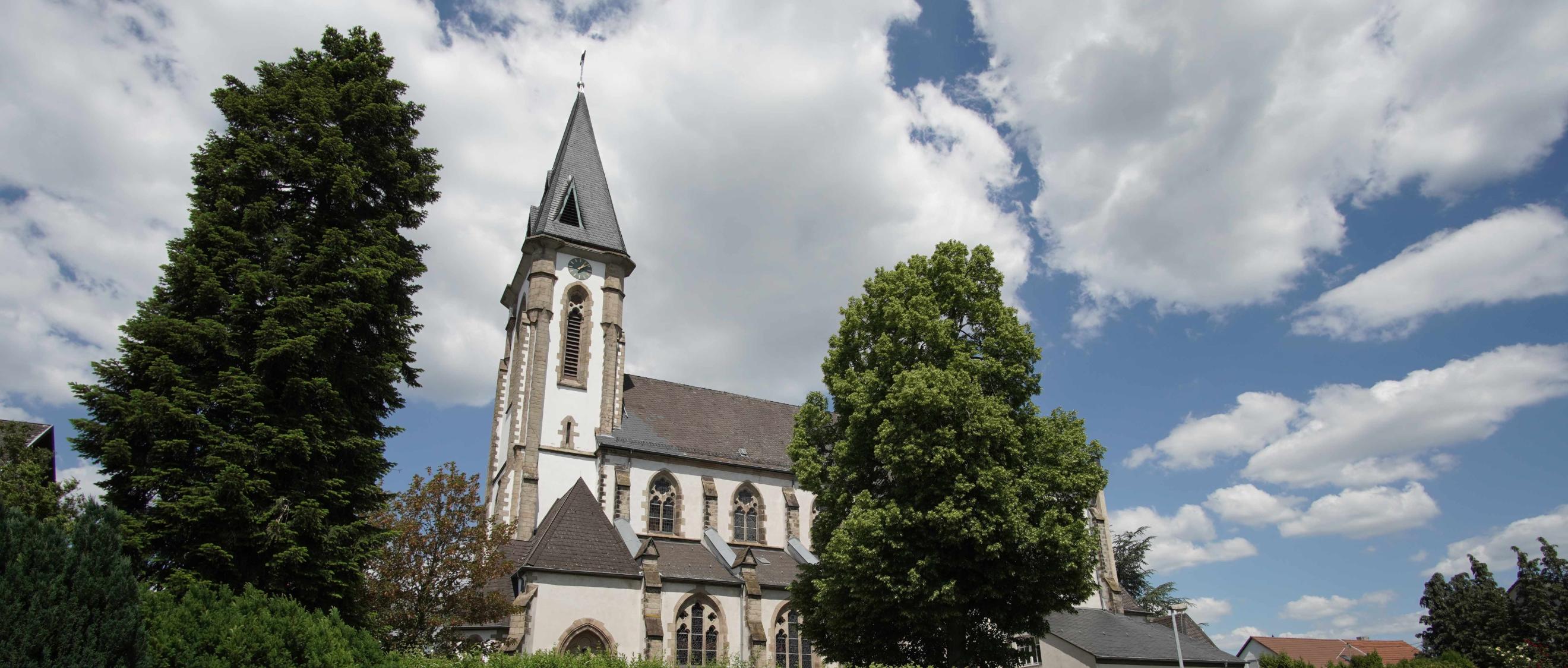 Kirche St. Martin - Ansicht vom Friedhof aus