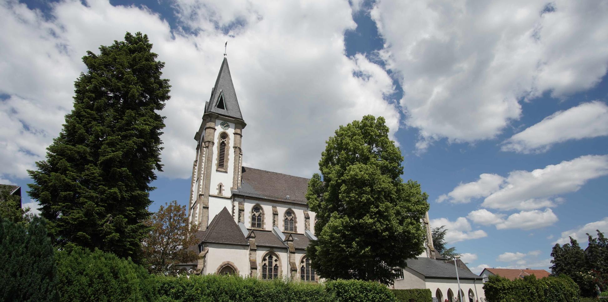Kirche St. Martin - Ansicht vom Friedhof aus