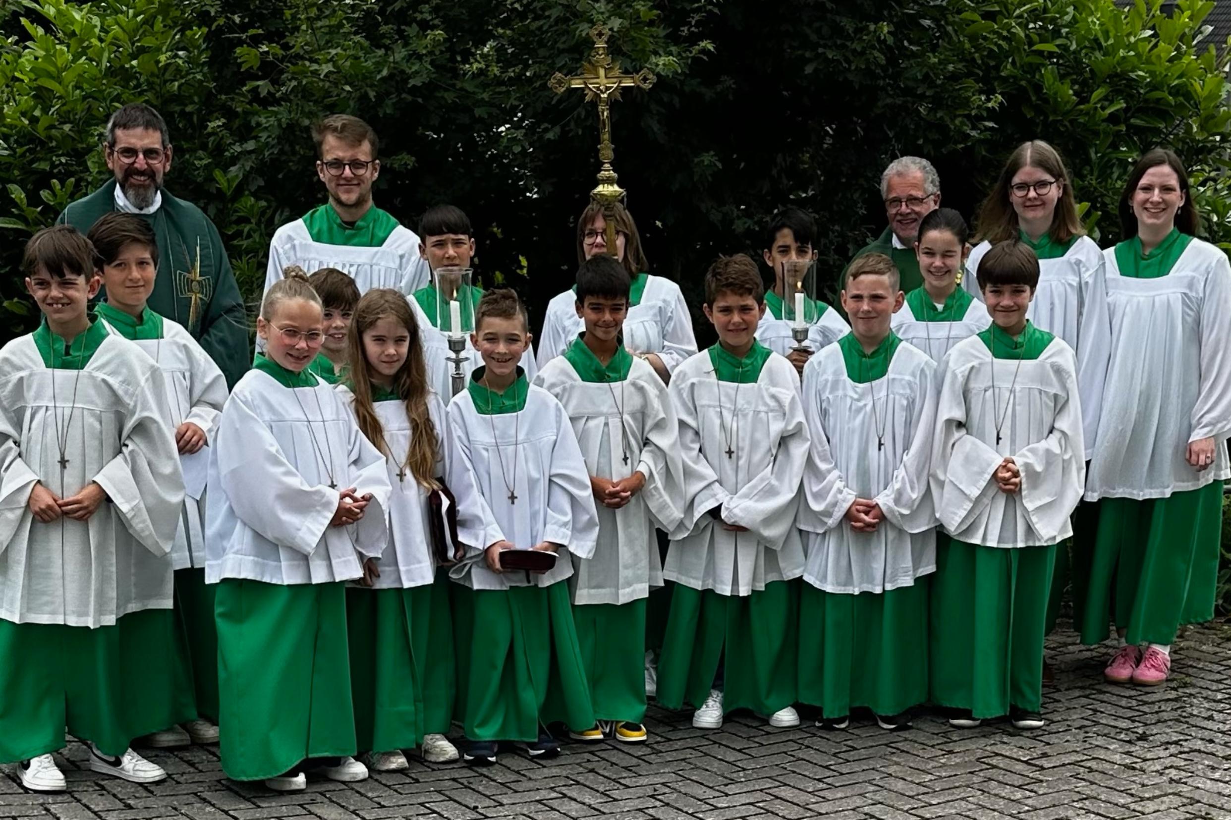 Foto der jungen Messdiener mit den älteren Messdienern und Pfarrer Stoffel und Pfarrer Müller