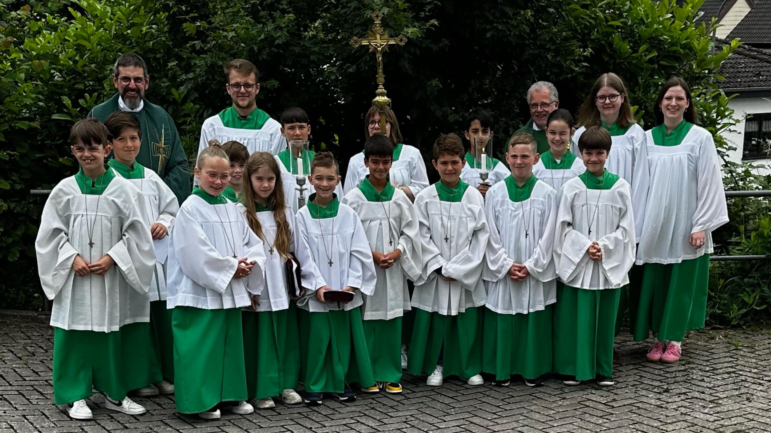 Foto der jungen Messdiener mit den älteren Messdienern und Pfarrer Stoffel und Pfarrer Müller