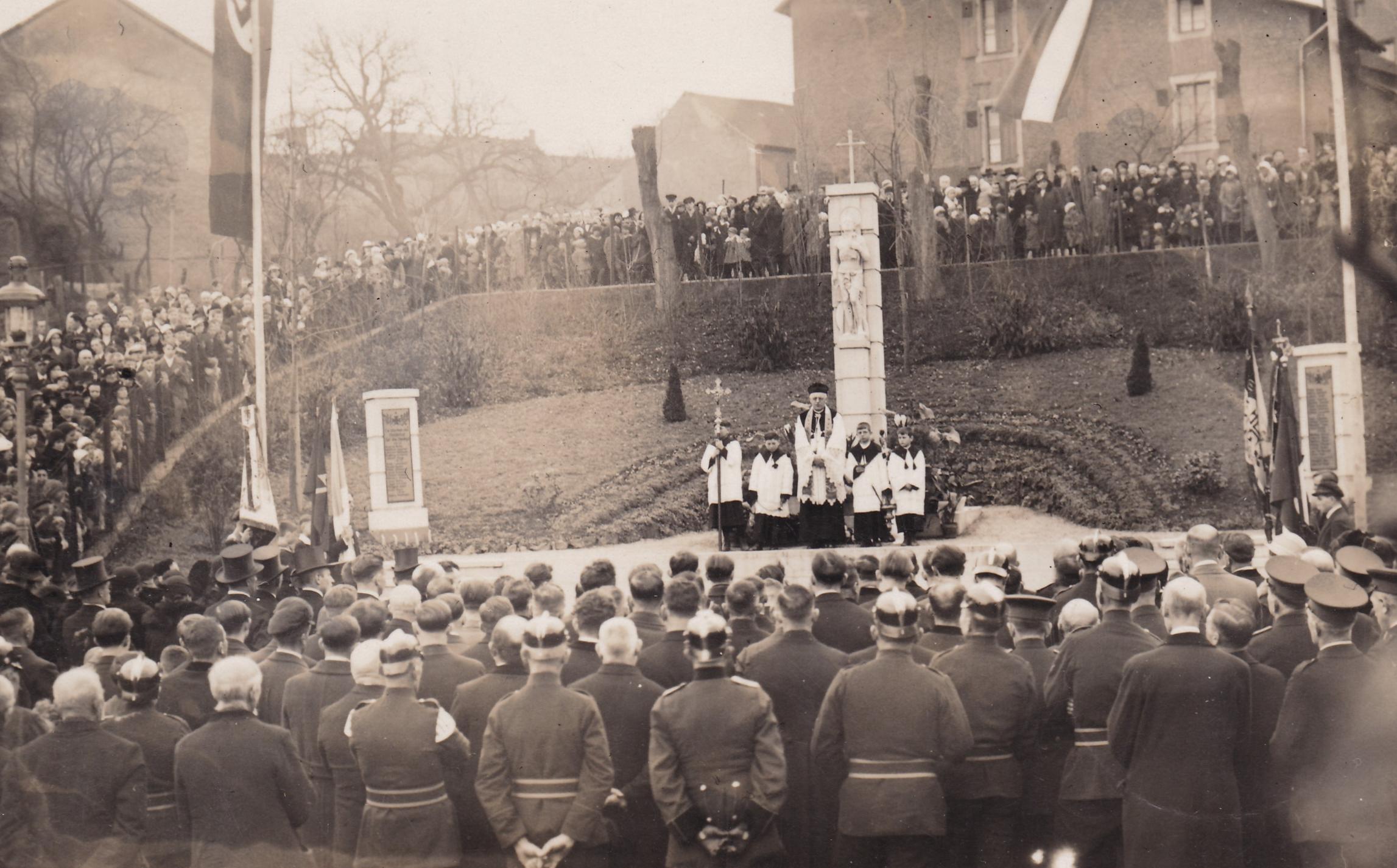 Rückgliederungsfeier nach der Saarabstimmung 1935 am Sebastiansdenkmal in Derlen. Pfarrer Johannes Schulz kommt im vollen Ornat zur Feier, um beim Absingen des „Horst-Wessel-Liedes“ nicht die Hand zum Hitlergruß erheben zu müssen.