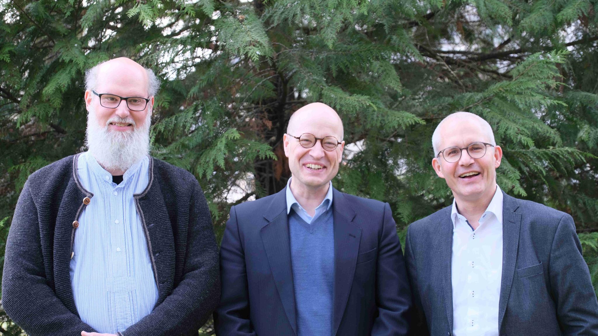 Die drei Diakone in einem Gruppenfoto. Sie lächeln in die Kamera